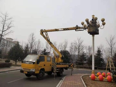 都江堰高空車出租,曲臂車租賃,升降車出租,路燈車租賃隨叫隨到